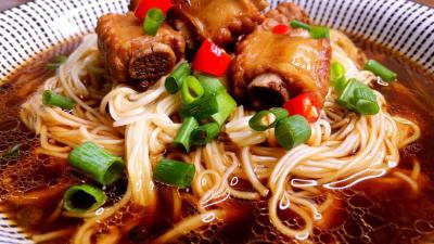 有哪些培訓(xùn)面食機(jī)構(gòu)？蜀味緣面食技術(shù)培訓(xùn)學(xué)校費(fèi)用解析